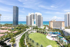 Poolside Oasis 2 Bedroom Apartment - Walking Distance to Beach